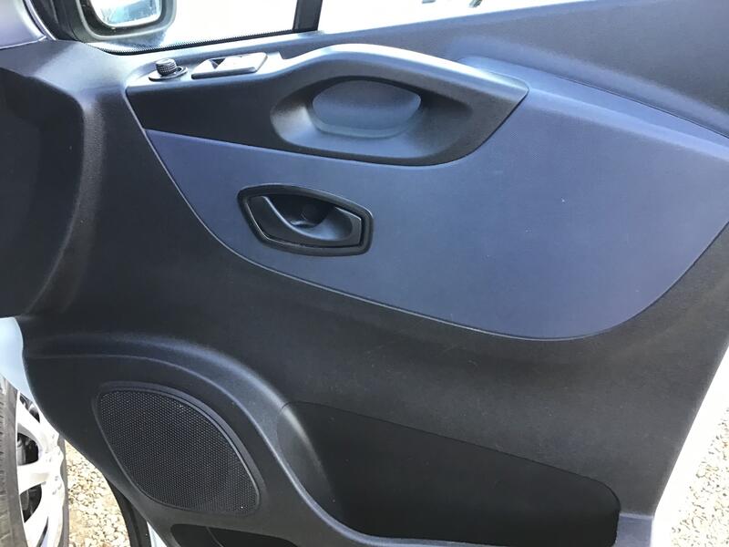 VAUXHALL VIVARO