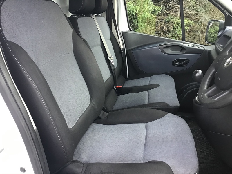 VAUXHALL VIVARO