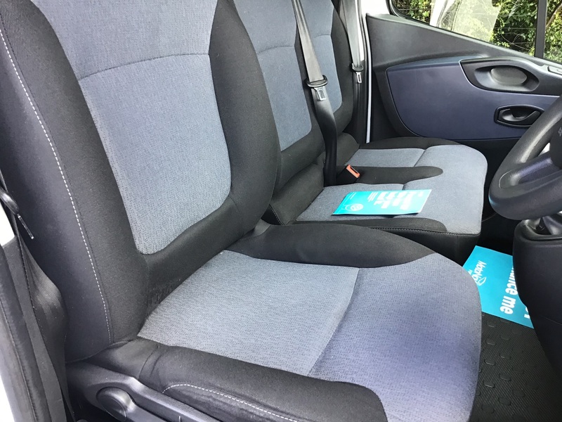VAUXHALL VIVARO