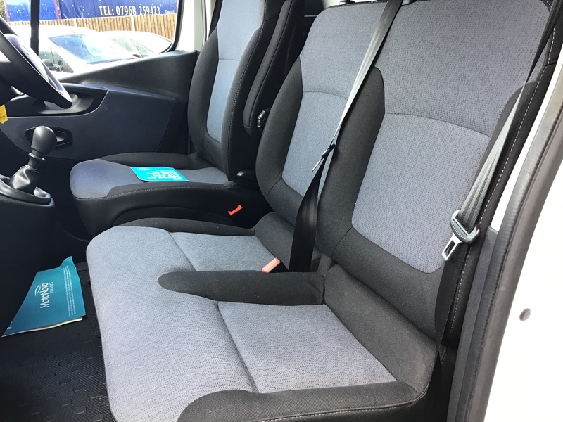 VAUXHALL VIVARO